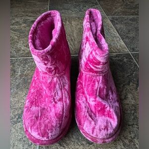 UGG Classic Mini II Raspberry Crushed Velvet Slip On Boots- Big Kid’s 6